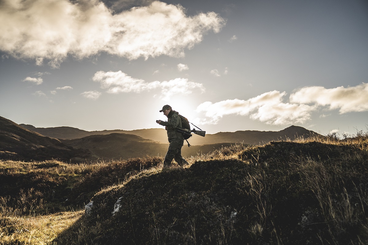 Kahlwildjagd in den schottischen Highlands Jäger bei Sonnenuntergang in den schottischen Highlands